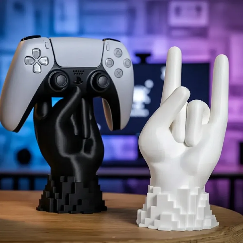 Suporte de mão segurando um controle de PlayStation 5 em um setup gamer