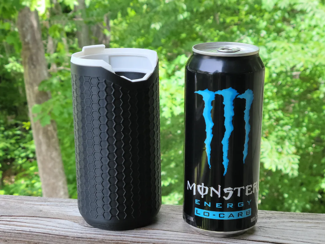 Porta-lata térmico PopTop Koozie ao lado de uma lata de energético